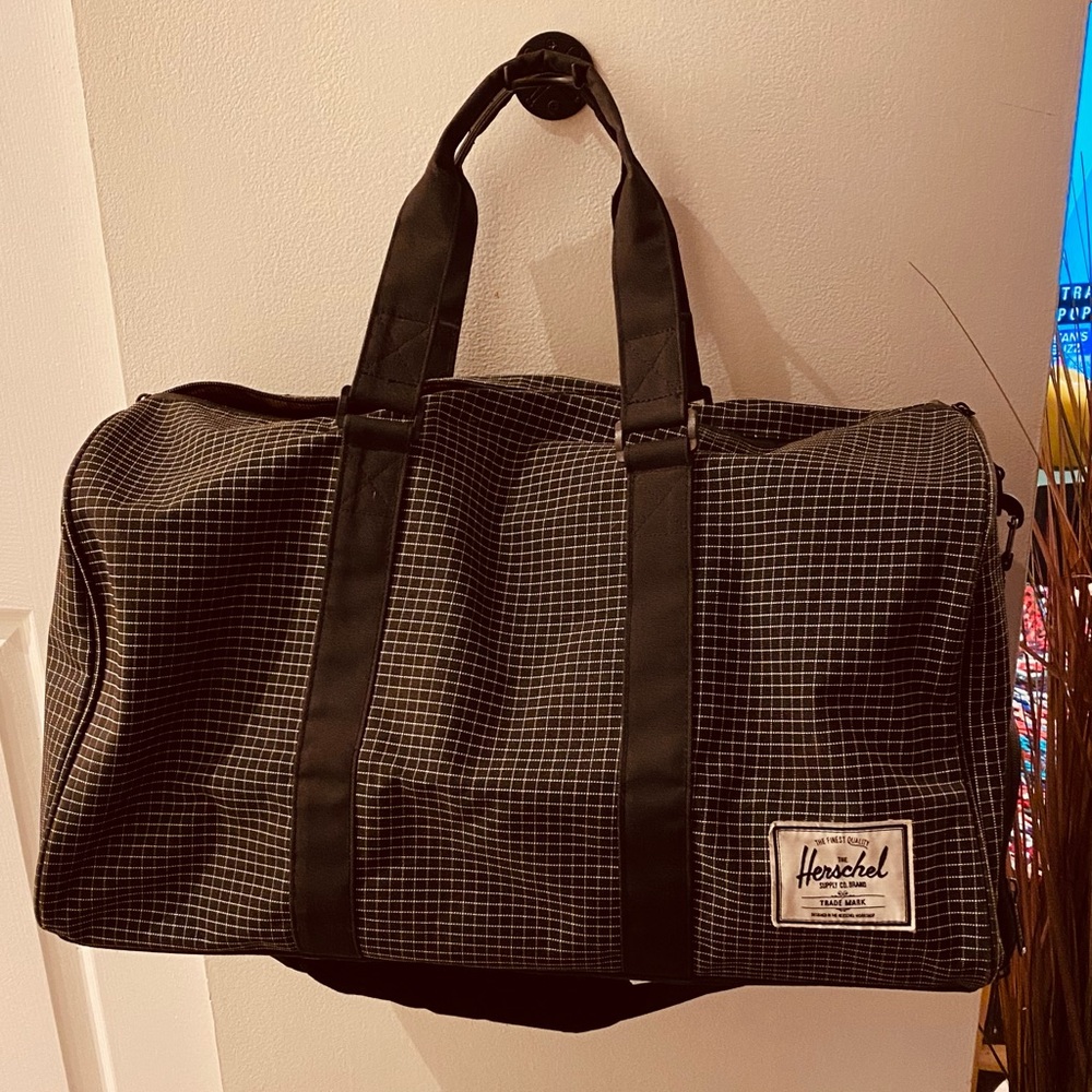 Herschel Novel Duffle in Black Grid
